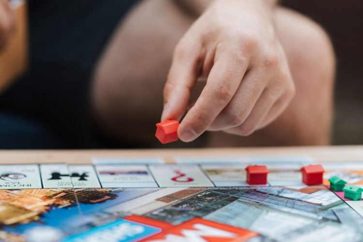 cum se cumpara case in monopoly