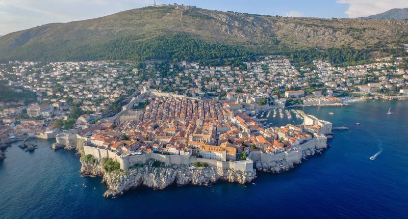 Dubrovnik este situat pe coasta adriatică din zona de sud a Croației