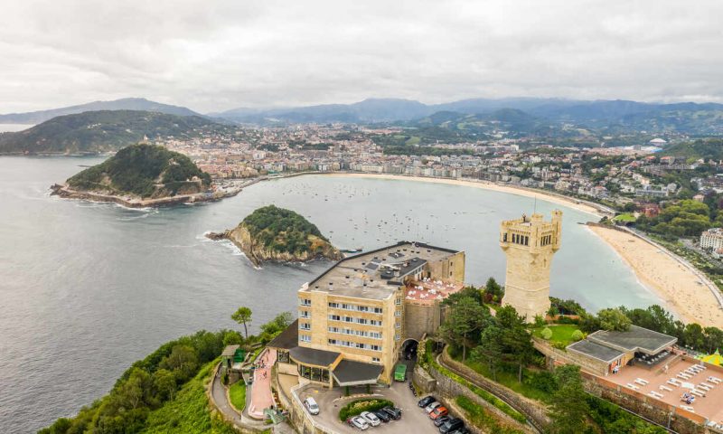 Oraș situat între munții Pirinei și Golful Biscaya