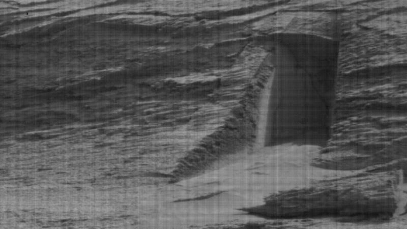 Curiosity, roverul proiectat pentru a explora craterul Gale de pe Marte, ar fi descoperit o „poartă extraterestră” în misiunea sa 2 Foto apropiere de ușa extraterestră