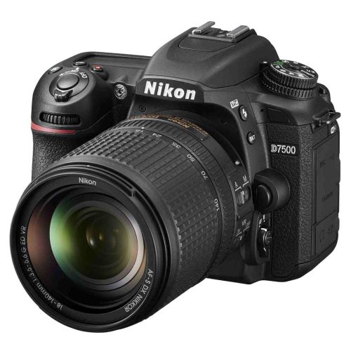 Nikon D7500 are un senzor APS-C CMOS APS-C de 20,9 megapixeli