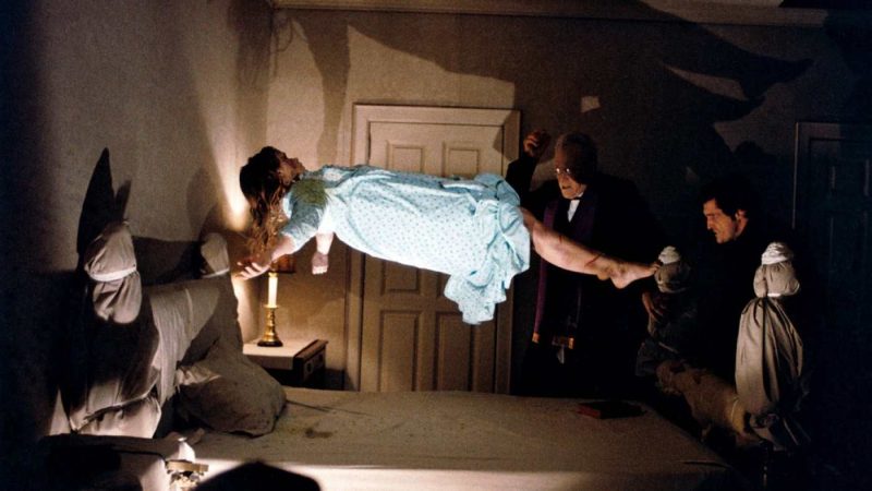 The Exorcist (1973), este plin de o construcție magistrală a tensiunii, de imagini blasfemiatoare și profane, de spiritualitate profundă și de interpretări fantastice