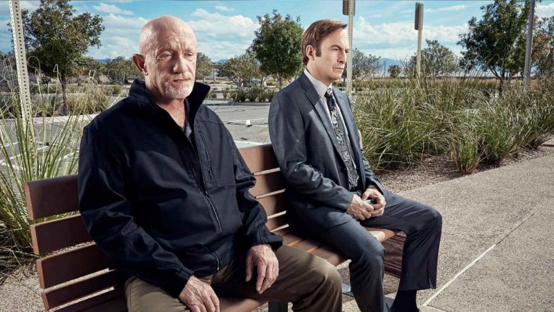 Better Call Saul, fotografie cu 2 bărbați stănd pe o bancă