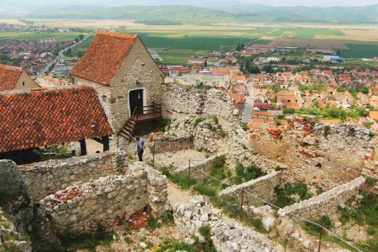 Cetatea Râşnov este ansamblul fortificat situat pe dealul calcaros aflat la sudul orașului Râșnov din județul Brașov