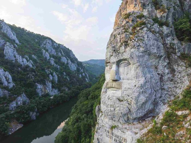 Chipul lui Decebal este un basorelief înalt de 55 m aflat pe malul stâncos al Dunării, între localitățile Eșelnița și Dubova