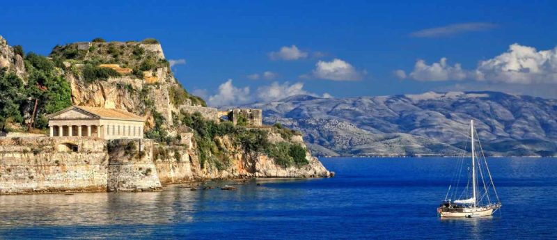 Corfu, fotografie coastă și barcă