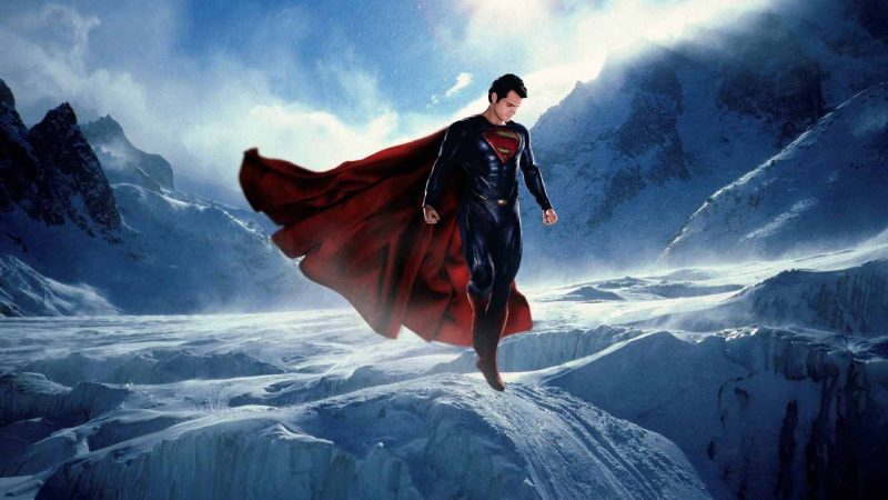 Superman levitând deasupra unor ghețari