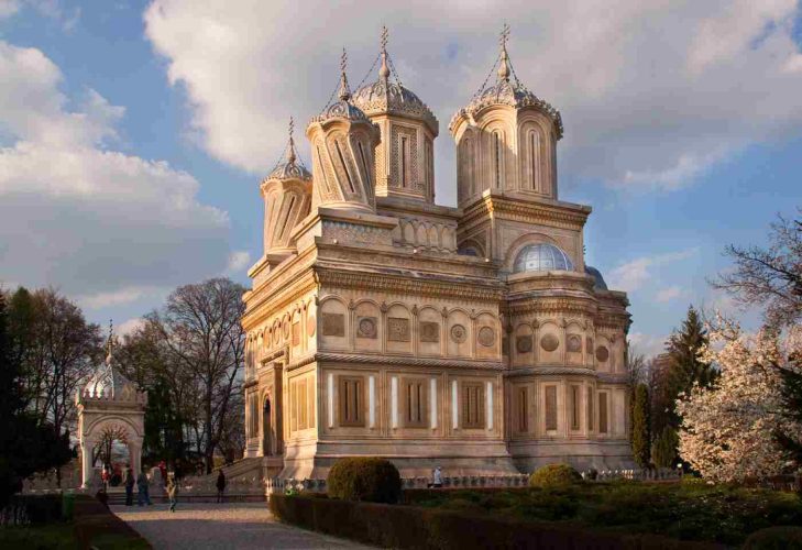 Mănăstirea Curtea de Argeș este o mănăstire ortodoxă din România, situată în orașul Curtea de Argeș, construită între 1515-1517 de Neagoe Basarab