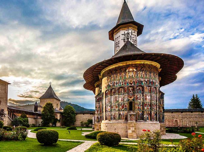 Mănăstirea Suceviţa, construită între anii 1583-1586 în satul Sucevița din județul Suceava