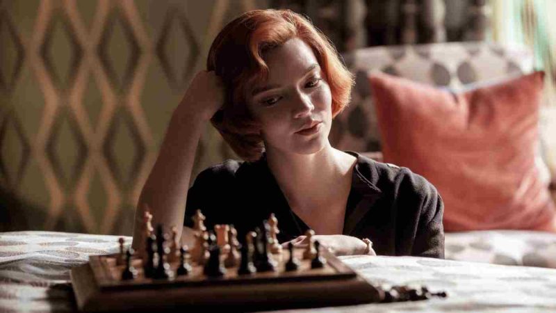 The Queen's Gambit, protagonista se gândește la următoarea mișcare la șah