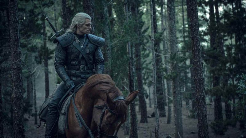 Top seriale Netflix - Cele mai bune seriale Netflix care merită văzute 6 The Witcher, protagonistul călare pe un cal