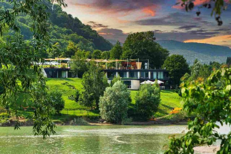 Atra Doftana are un design al camerelor modernist și o priveliște către lac impresionantă