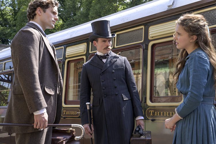 Enola, Sherlock și Mycroft discutând lângă tren