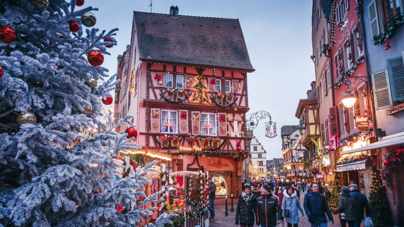 Târgul de Crăciun de la Colmar, clădiri împodobite cu beteală și globuri