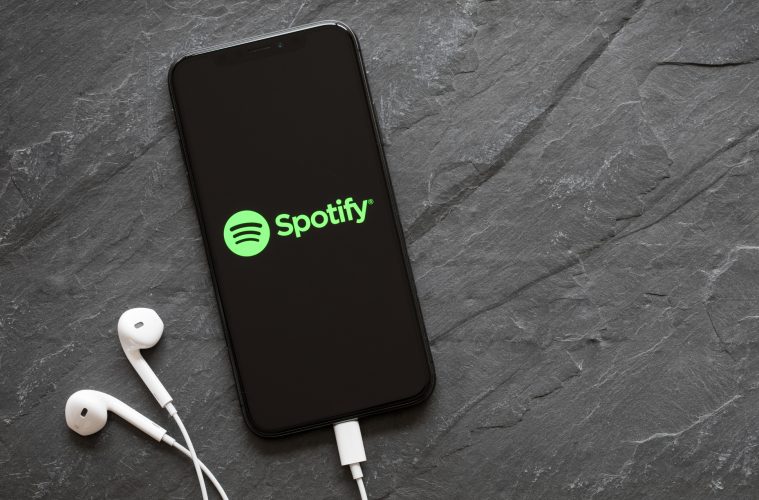 Spotify - 7 aplicații ce trebuie să le ai pe iPhone-ul tău.