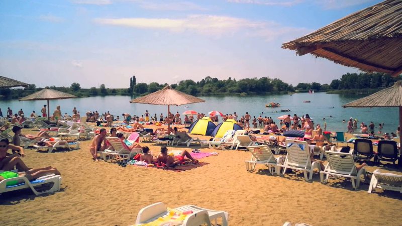 Plaja de la Lacul Ghioroc se afla printre acele locuri de vizitat lângă Timișoara.