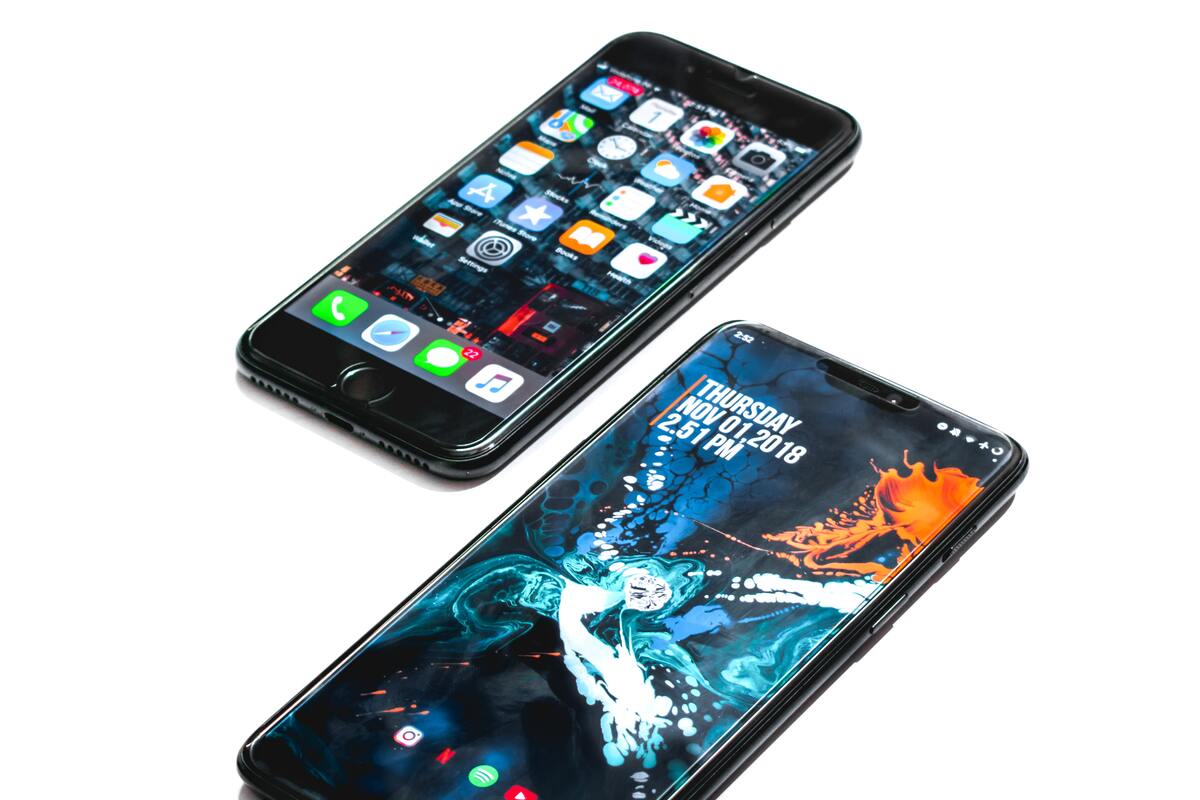 Smartphone Android și smartphone cu iOS