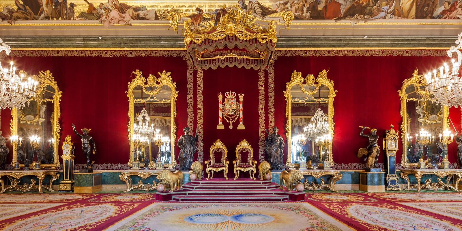 Palatul Regal din Madrid inspirat din arhitectura Luvru.