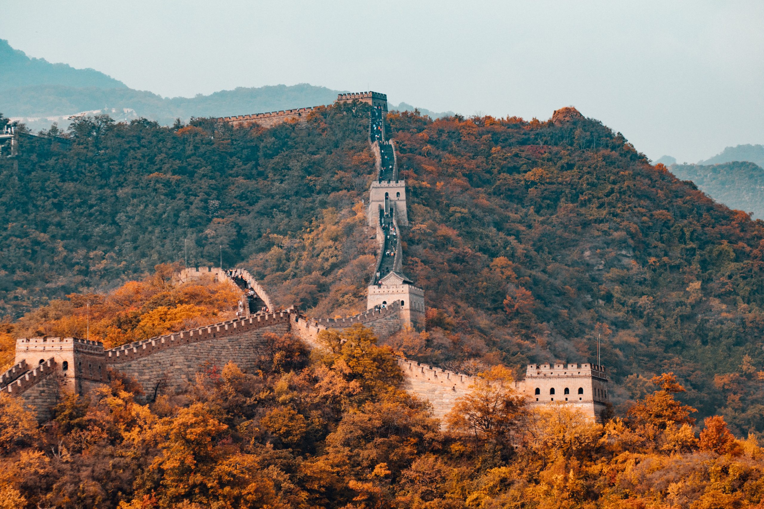 Marele Zid Chinezesc înconjurat de pomi, în anotimp de toamnă