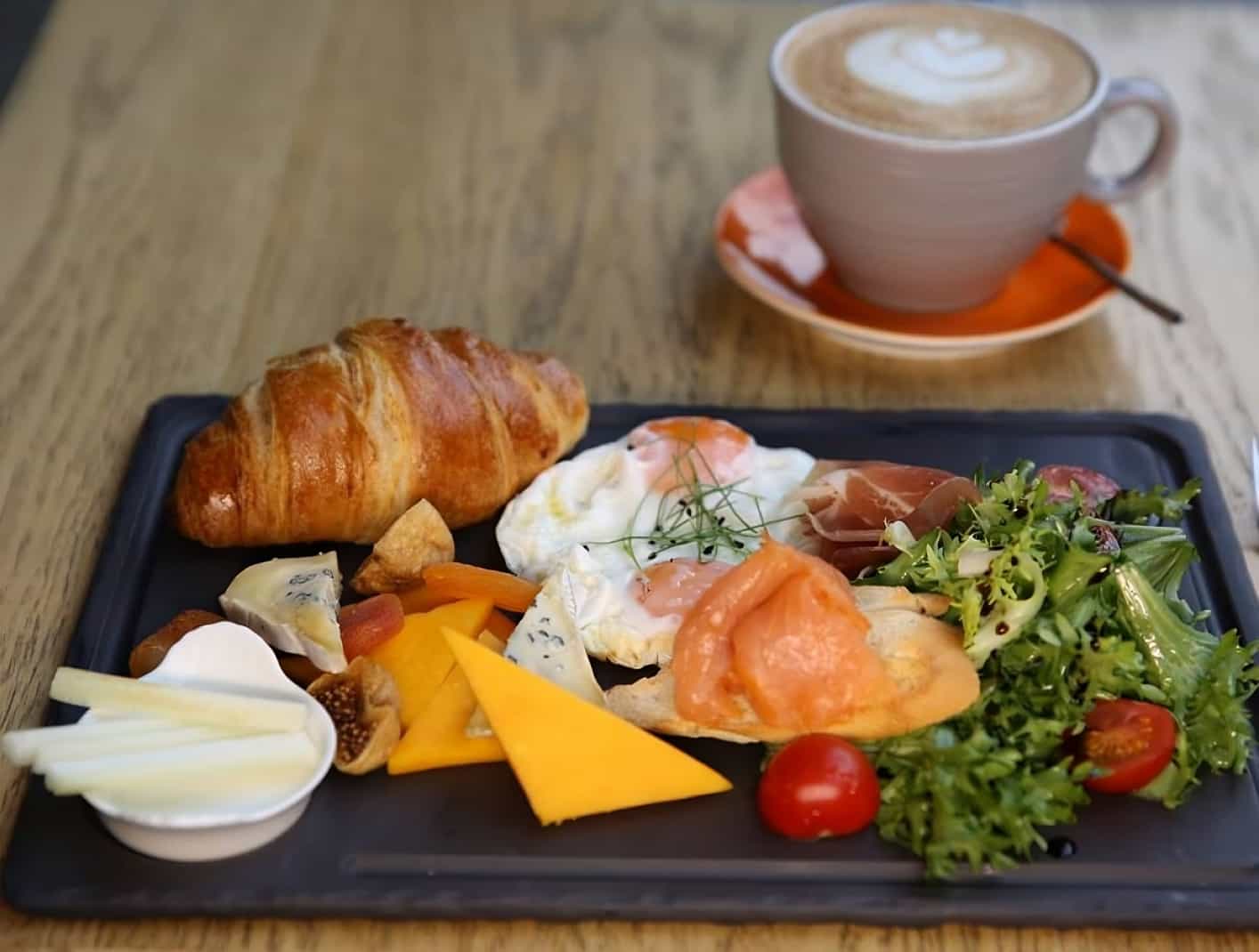 10 locuri pentru un brunch delicios în București 10 locuri pentru un brunch delicios în București - Gram Bistro