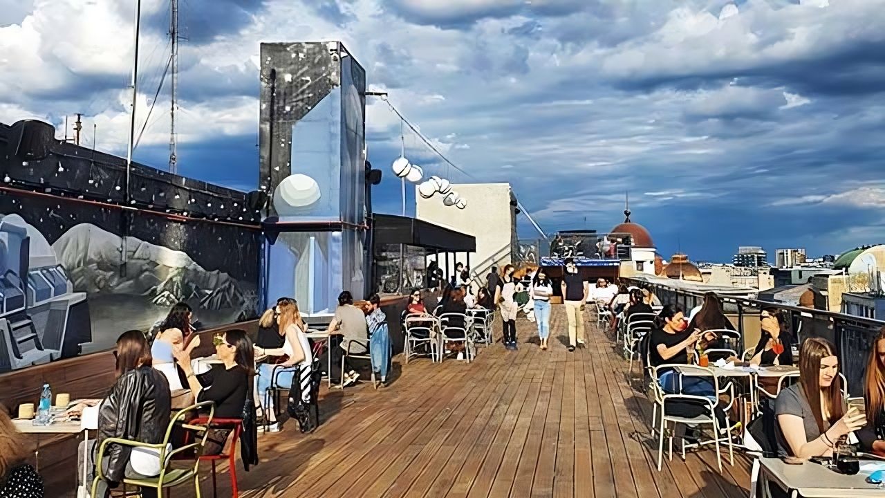 11 restaurante la înălțime în București de unde poți admira orașul 10 terase de tip rooftop din București Linea Closer To The Moon