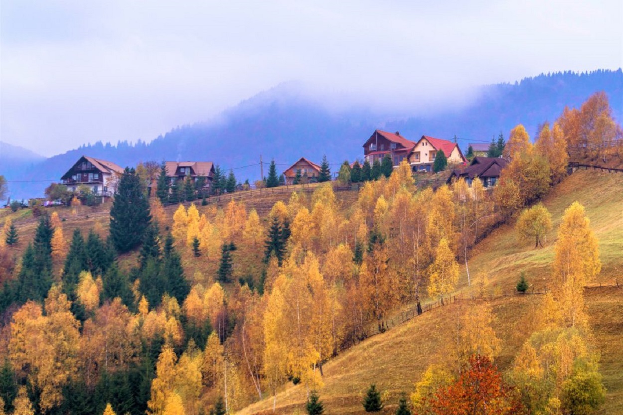 peisaje uimitoare din Romania - Satele Măgura și Peștera din Moeciu.
