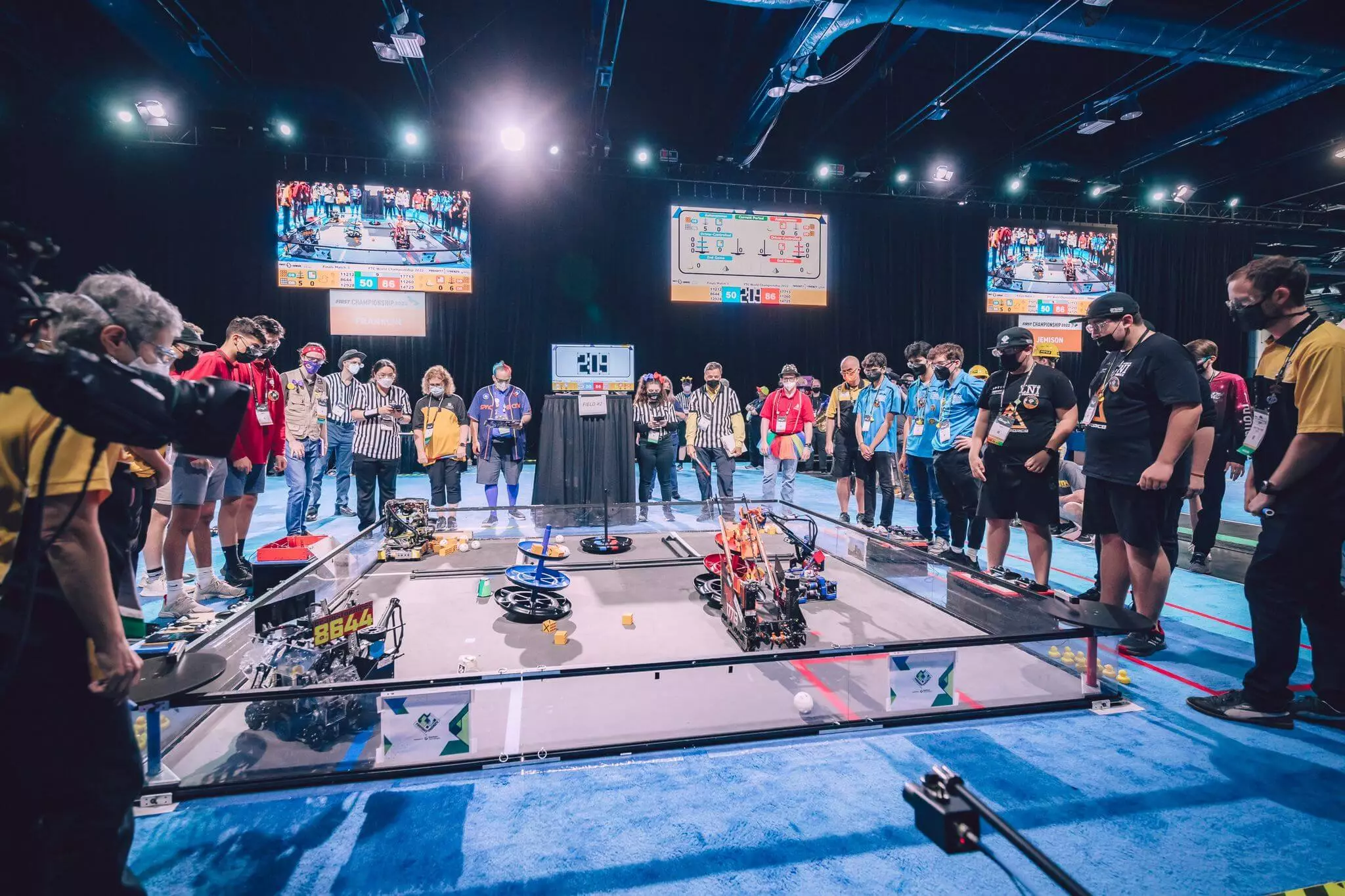 Robotul creat de tinerii romani a facut istorie in cadrul competitiei Texas Robotics Invitational 1