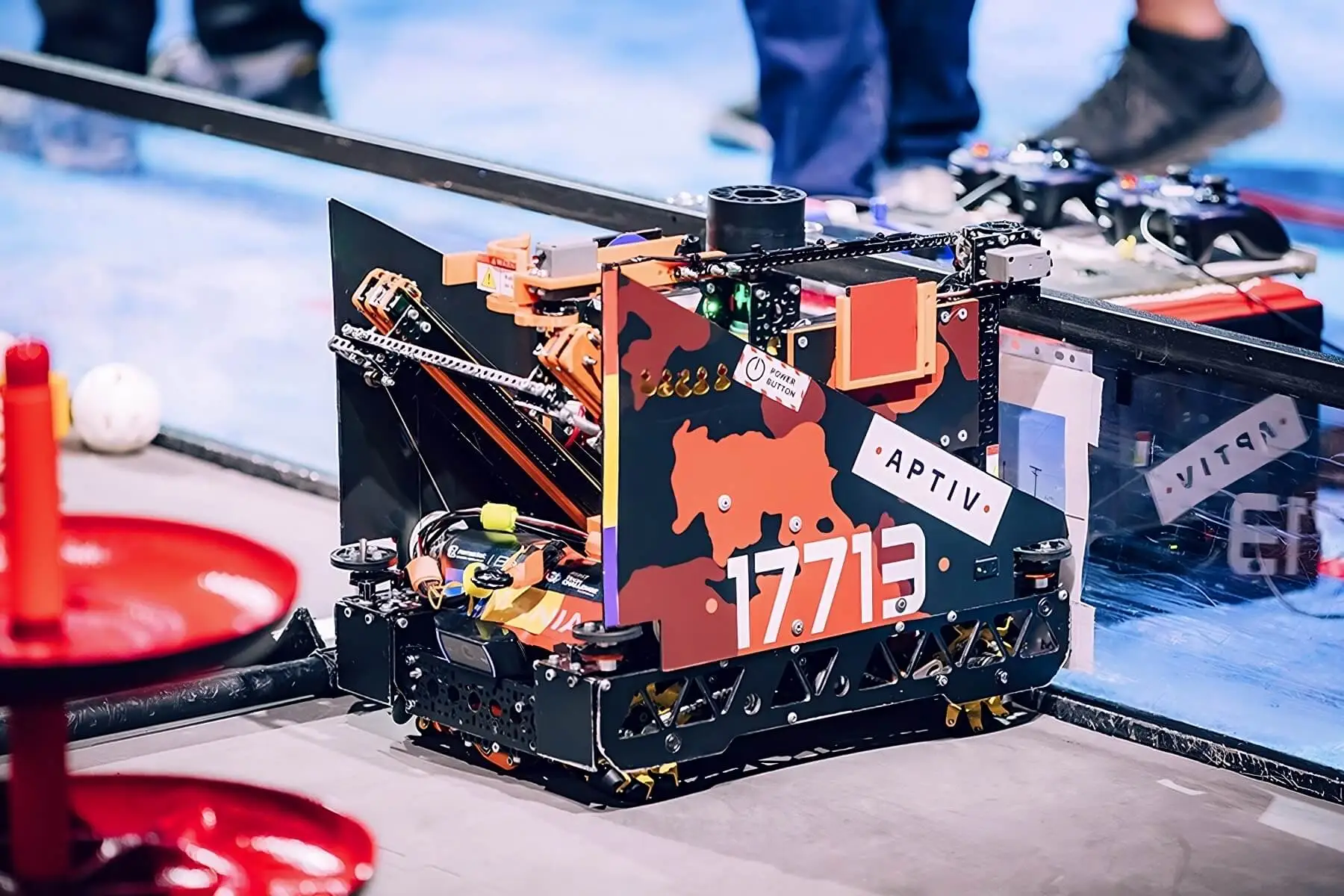 Robotul creat de tinerii români a făcut istorie în cadrul competiției Texas Robotics Invitational 1 Robotul creat de tinerii români a făcut istorie în cadrul competiției Texas Robotics Invitational