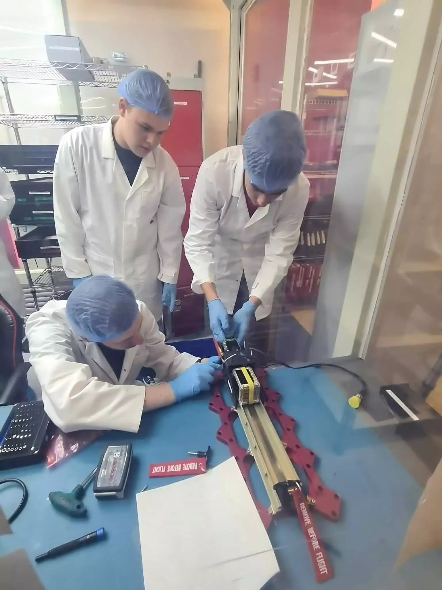 Cinci elevi de la Liceul Internațional de Informatică din București au construit un satelit