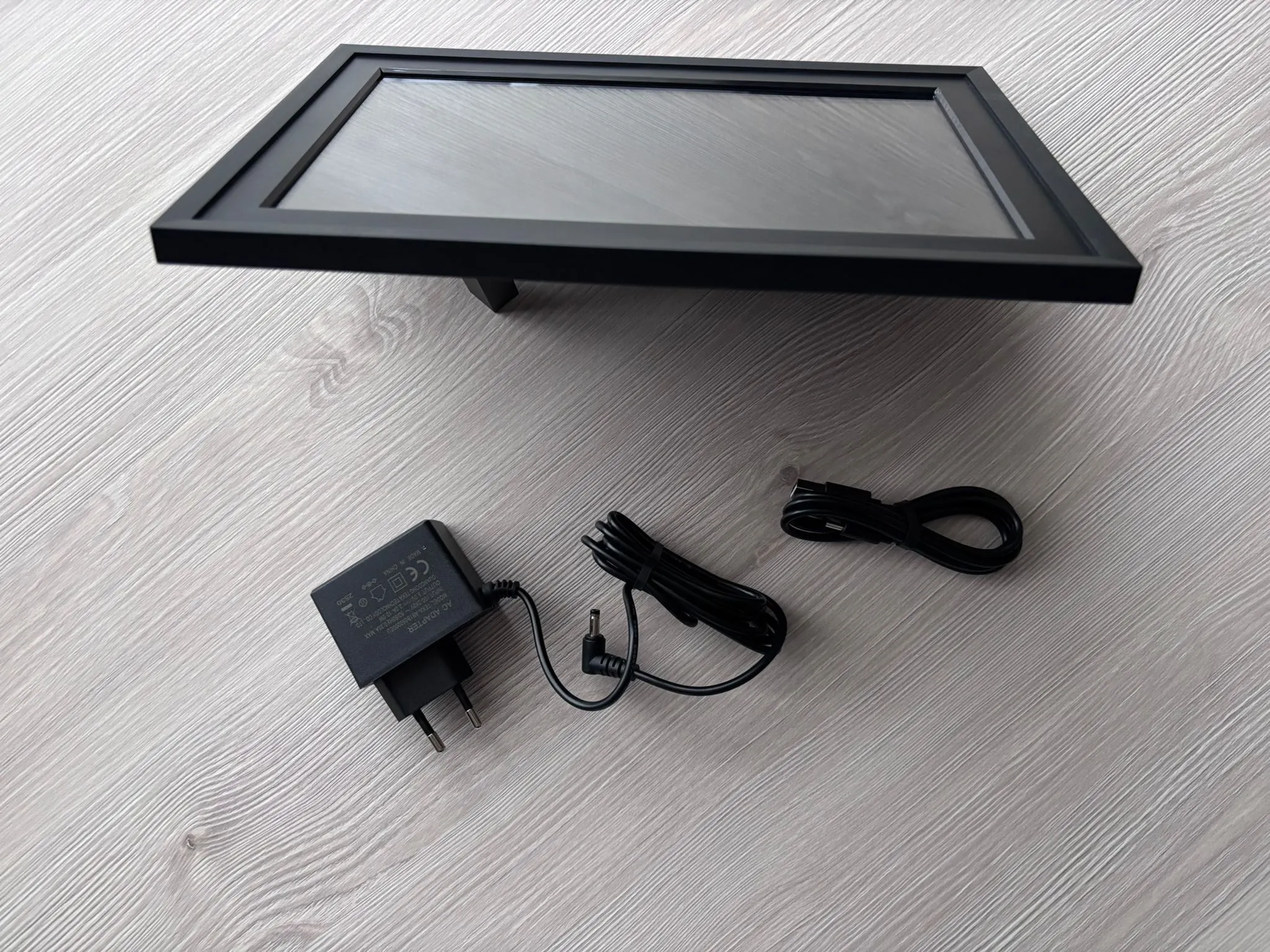 Recenzie Thomson 10″ Smart Photo Frame - Funcții, experiență și utilizare reală 5 Design si constructie 1