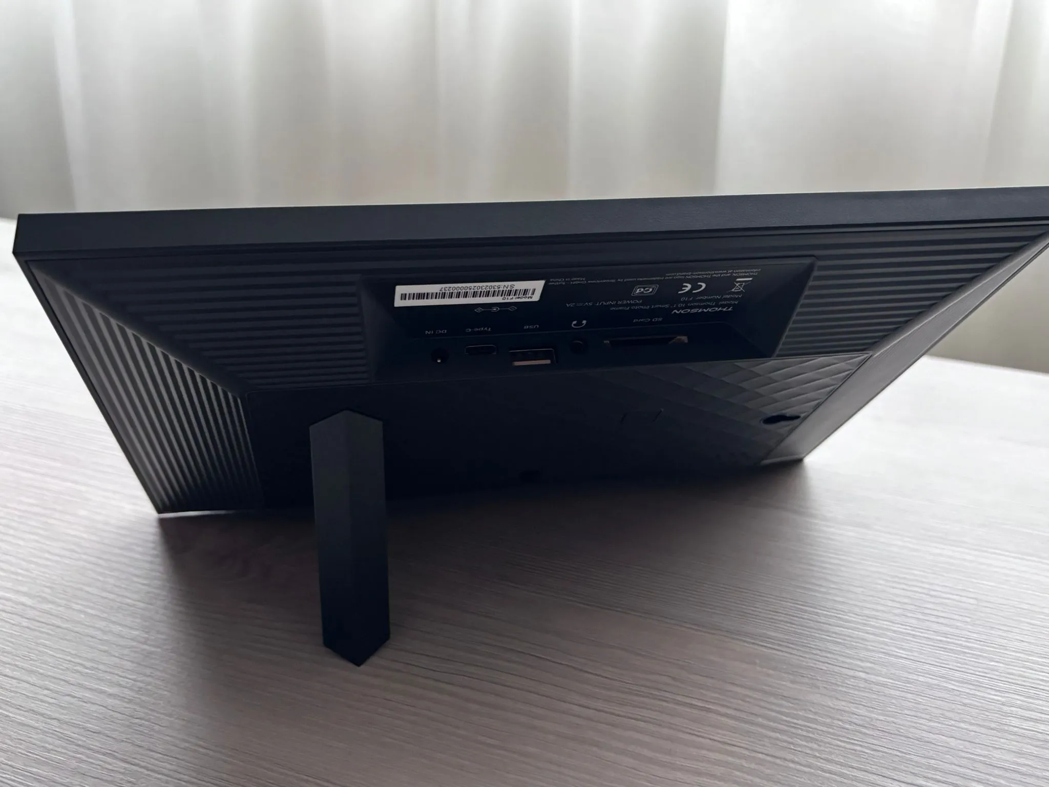 Recenzie Thomson 10″ Smart Photo Frame - Funcții, experiență și utilizare reală 6 Design si constructie 2