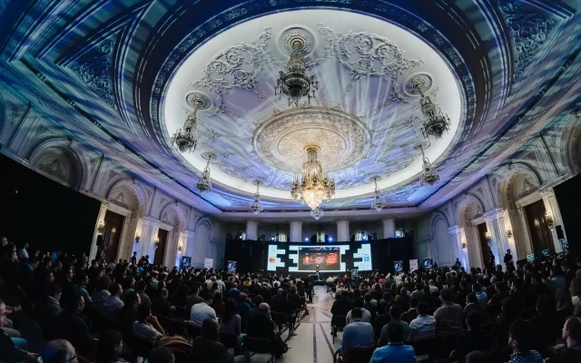 Peste 2.500 de specialiști în securitate cibernetică se reunesc la Palatul Parlamentului, la a 16-a ediție DefCamp 2 Peste 2.500 de specialiști în securitate cibernetică se reunesc la Palatul Parlamentului, la a 16-a ediție DefCamp