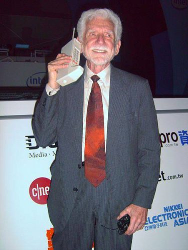 Au trecut 40 de ani de la primul telefon mobil Primul apel cu un telefon mobil martin cooper new york sua motorola