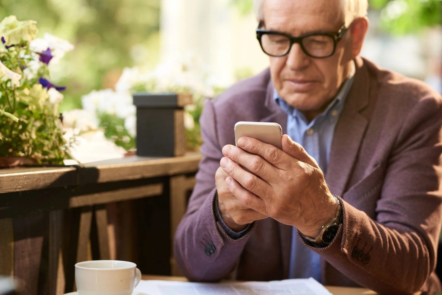 Listă cu telefoane pentru seniori ce merită luate în considerare