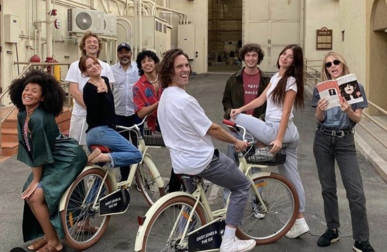 Când apare Daisy Jones and The Six? Data apariției, trailer, poveste și distribuție