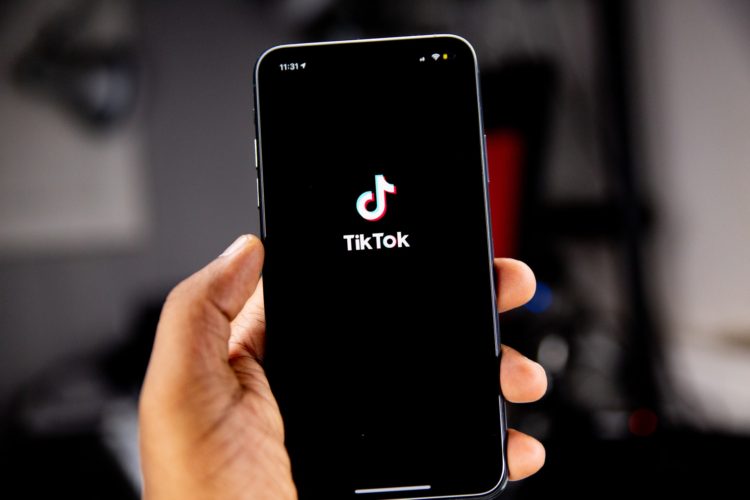 TikTok se confruntă cu o anchetă privind impactul său asupra sănătății mintale a tinerilor