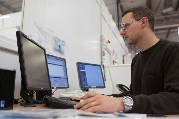 Internetul industrial este o retea globala deschisa care conecteaza oameni date si echipamente