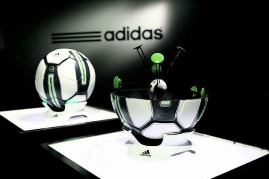 Adidas miCoach Smart Ball – mingea conectata la iOS care masoara fiecare lovitura adidas