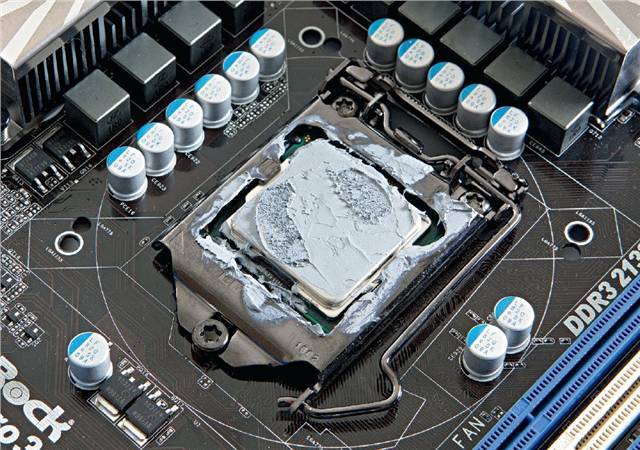 schimba pasta termala procesor laptop