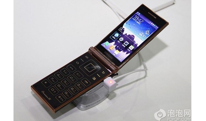 Samsung W2014 – primul procesor cu clapeta si procesor Snapdragon 800 samsung w2014