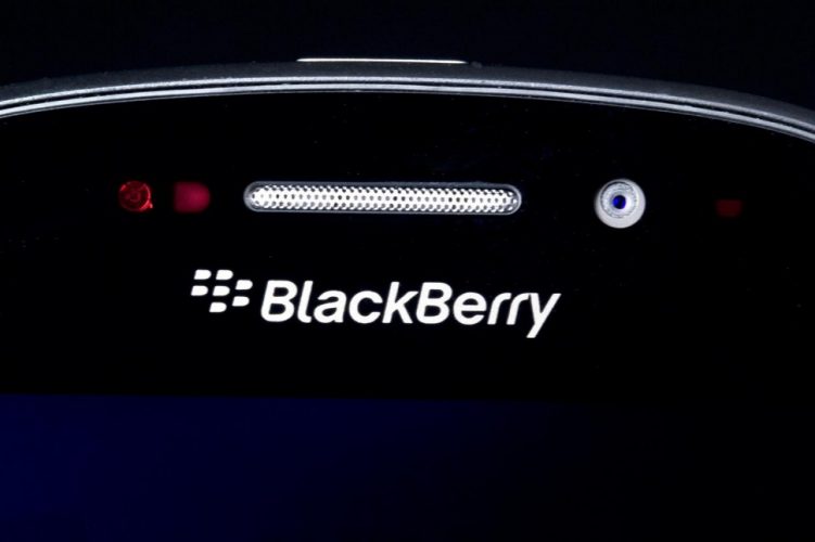 blackberry q10 review top front 970x0