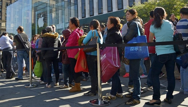 Magazinele online din Romania risca amenzi de pana la 4.000 de lei daca nu isi informeaza corect consumatorii coada la magazinele apple