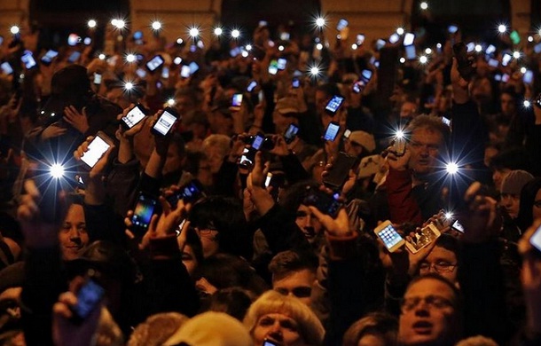 Protestele din Ungaria au convins Guvernul sa renunte la taxa pentru Internet proteste internet ungaria