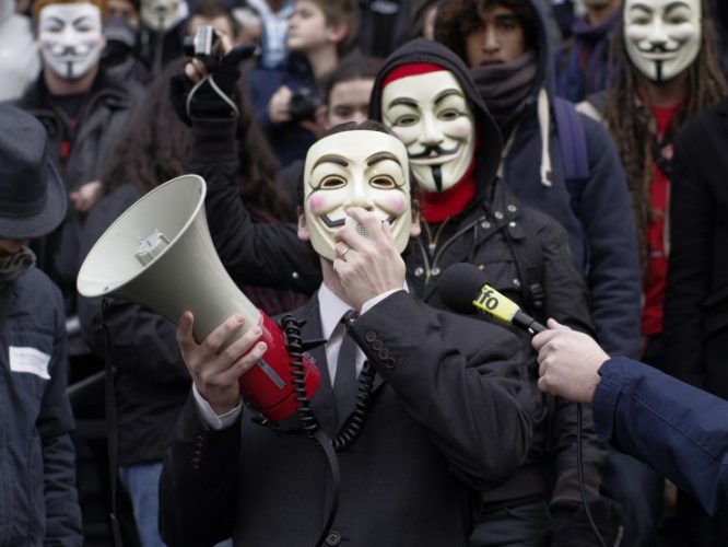 Anonymous a facut publice mai multe parole si numere de caduri de credit Anonymous