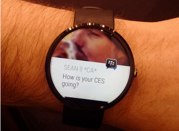 BlackBerry a prezentat BBM pentru dispozitivele Android Wear la CES BBM pe Moto 360