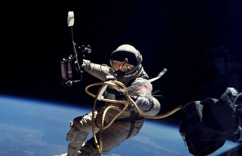 Astronaut in spatiu