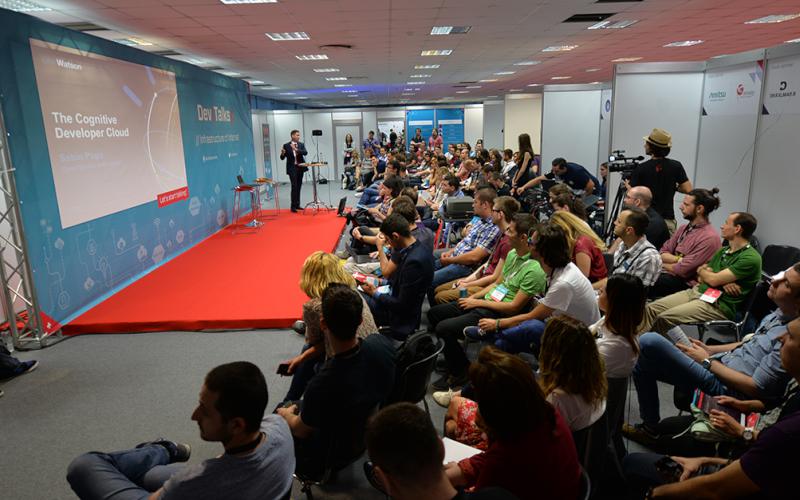 În luna noiembrie deschidem seria evenimentelor dedicate juniorilor și seniorilor IT! DevTalks