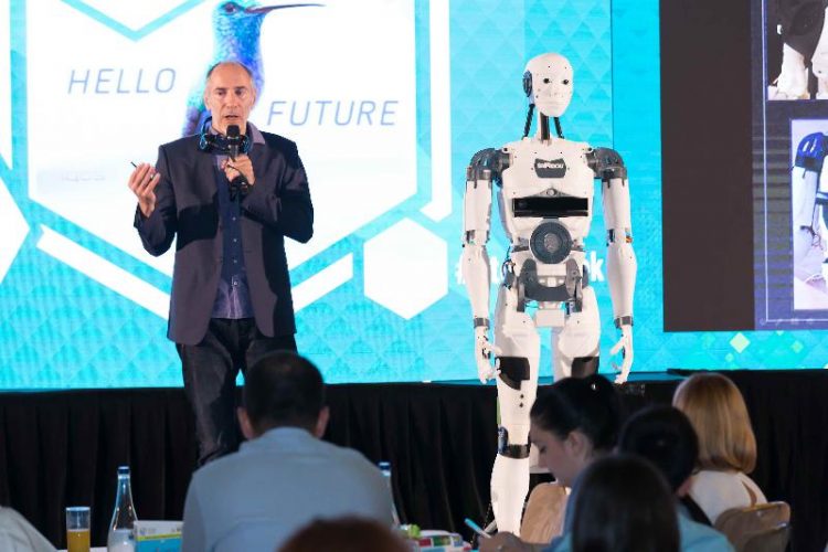 Robotul InMoov se întâlnește cu vizitatorii Bucharest Technology Week Robotul InMoov la Bucharest Technology Week