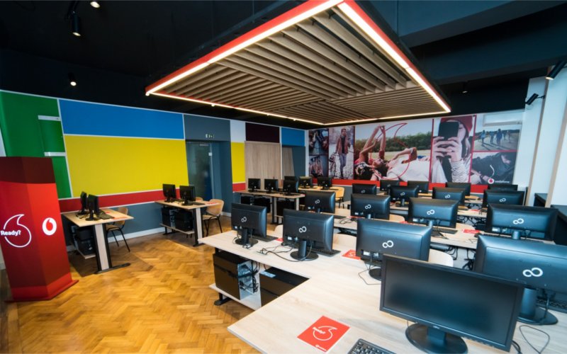 Vodafone și ASE București inaugurează un laborator de informatică Laborator nou de informatică la ASE susținut de Vodafone
