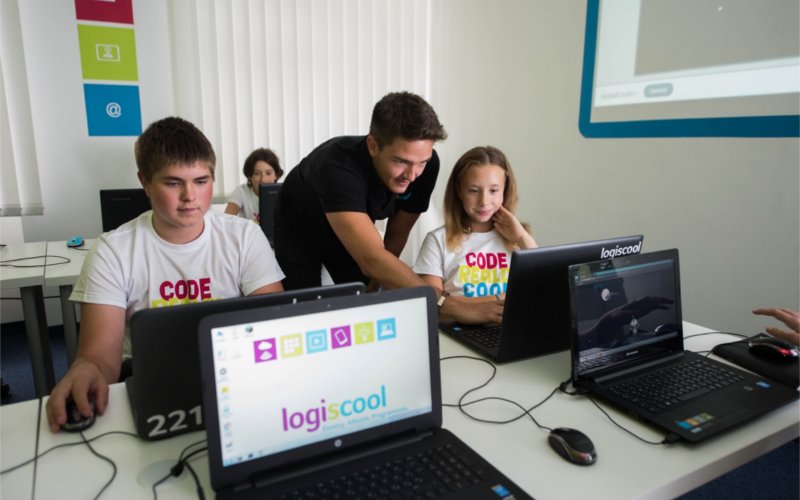 Școala Logiscool învață copii programare și robotică în timp ce se joacă Logiscool